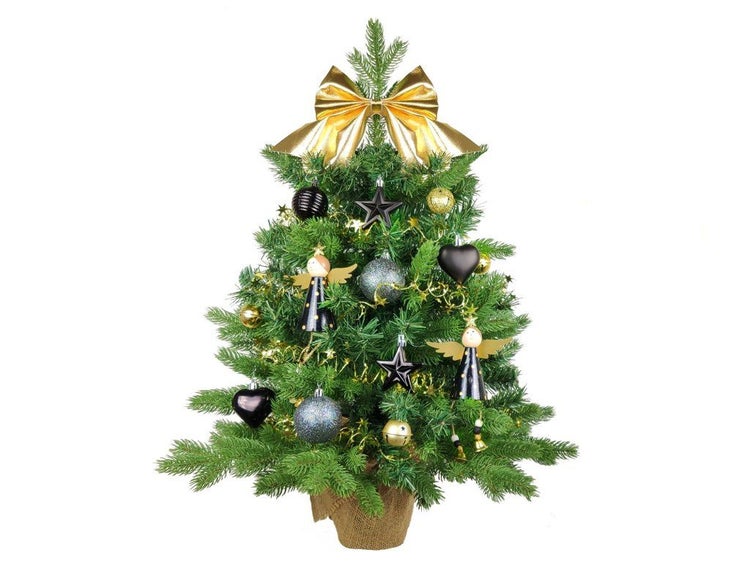 Künstlicher Weihnachtsbaum mit festlichem Schmuck und Jutefuß zur weihnachtlichen Dekoration.