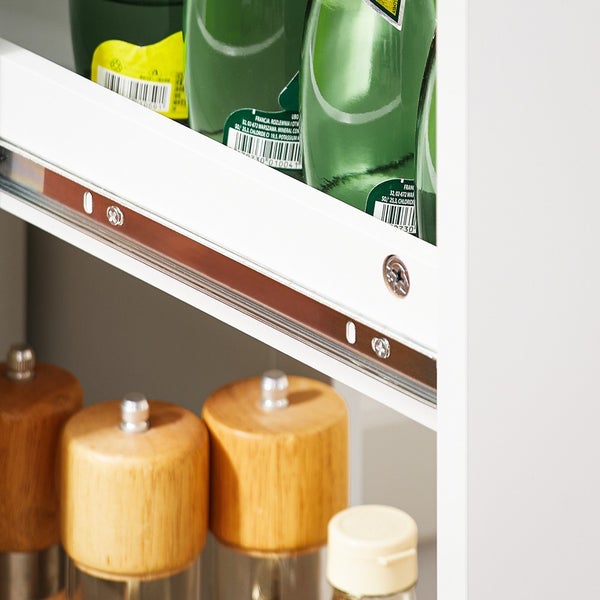 Detailansicht eines Küchenschranks mit Auszug und Gewürzen