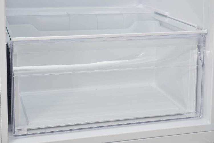 Detailaufnahme einer durchsichtigen Schublade im Kühlschrank