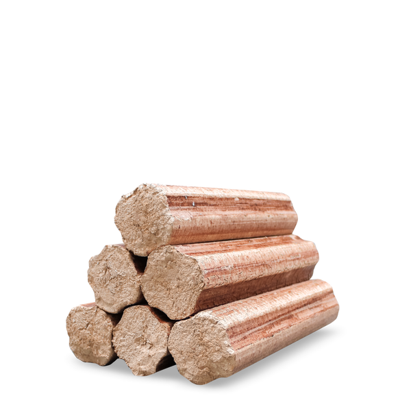 Holzbriketts in Pyramidenform gestapelt