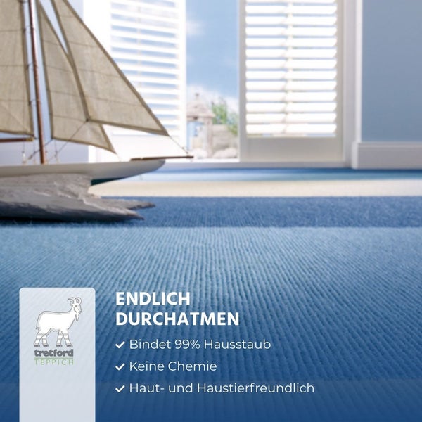 Blauer tretford Rippen-Teppich. Bindet 99 Prozent Hausstaub, ohne Chemie, haut- und haustierfreundlich. tretford Teppich Logo.