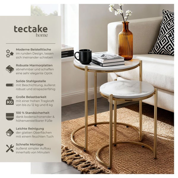 Zwei runde Beistelltische aus Marmor mit Stahlgestell von tectake home neben einem Sofa.