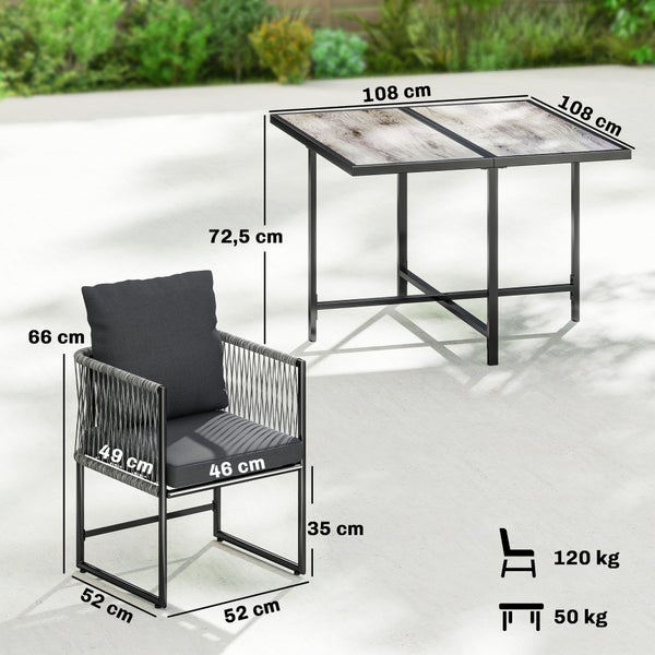 Modernes Gartenmöbel-Set auf einer hellen Terrasse, bestehend aus einem rechteckigen Tisch mit Holzplatte und vier Stühlen mit Seilgeflecht und Kissen.