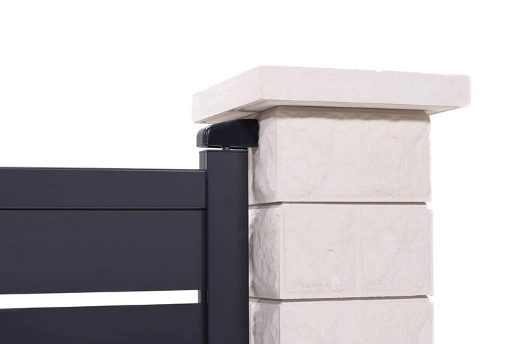 Detailansicht der Befestigung eines Aluminium-Gartentors an einem gemauerten Pfeiler mit Abdeckplatte.