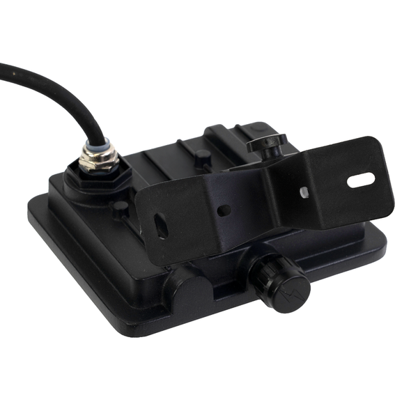 Schwarzes LED-Flutlichtgehäuse mit Anschlusskabel und Halterung