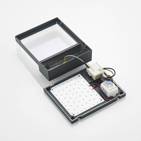 Geöffnete quadratische LED-Außenwandleuchte in Anthrazit mit Sicht auf die interne Verkabelung und die LED-Platine.