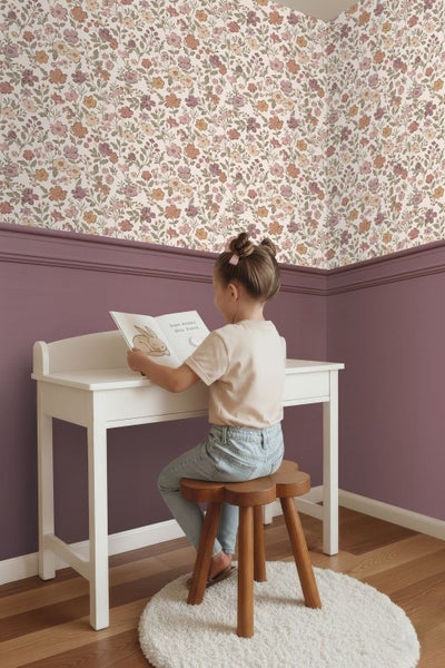 Vliestapete mit floralem Muster in einem Kinderzimmer mit weißem Schreibtisch und Holzschemel.