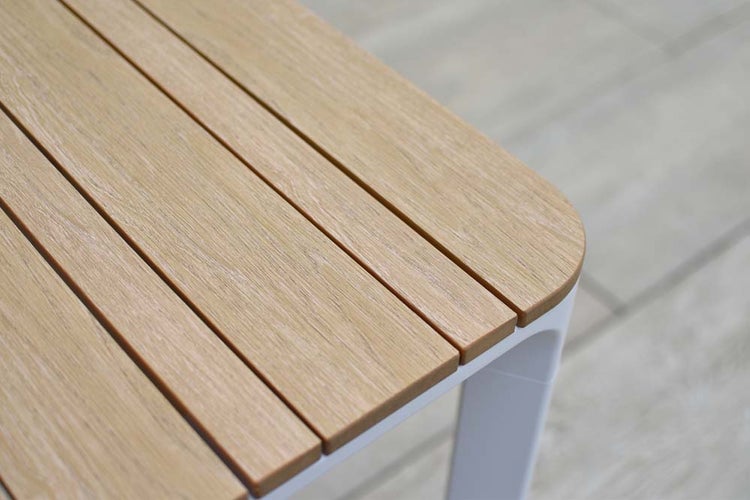 Detailansicht einer Gartenbank mit Holzlatten und weißem Rahmen