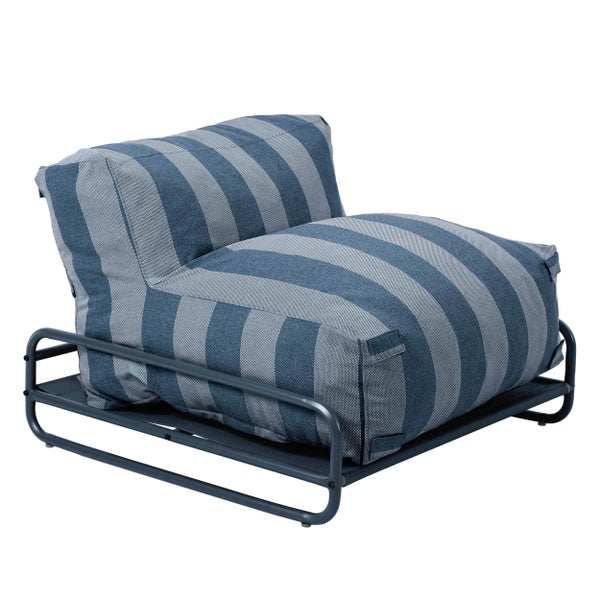 Gestreifter Outdoor-Lounge-Sessel mit Metallgestell.