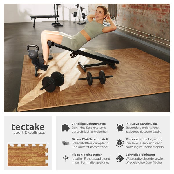 Frau macht Sit-ups auf einer Hantelbank auf einer Bodenschutzmatte im Fitnessstudio