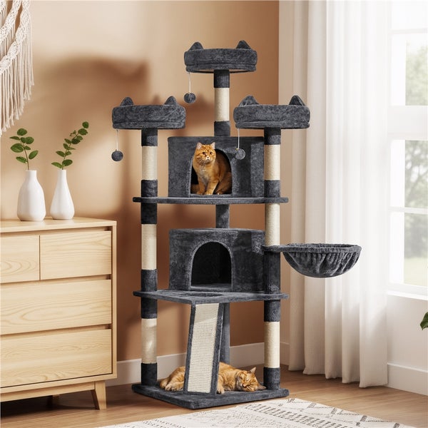 Mehrstöckiger Katzenkratzbaum mit Katzen