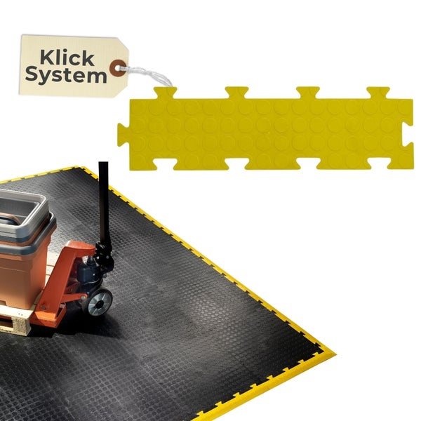Industrieboden mit Klicksystem, Noppenoberfläche und gelber Auffahrkante. Hubwagen auf schwarzem Bodenbelag.