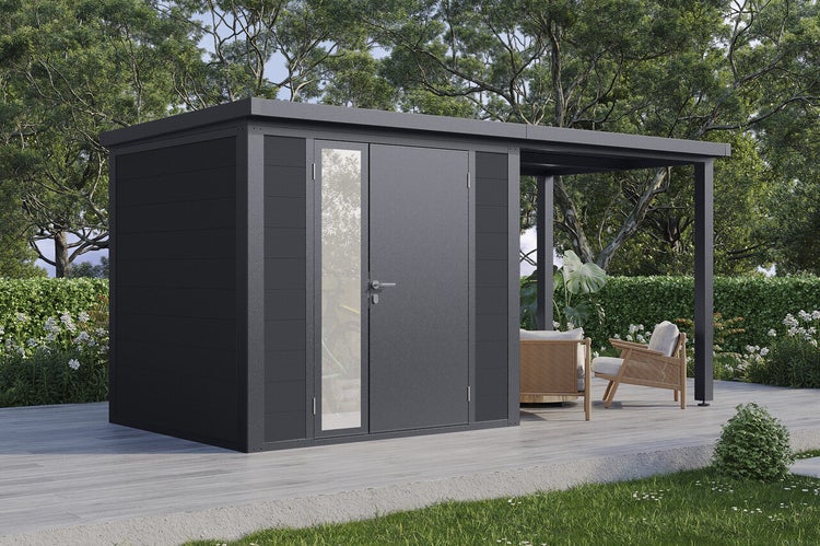 Modernes Gartenhaus aus Metall mit seitlichem Schleppdach, Flügeltür und Glaseinsatz auf einer Terrasse im Garten.
