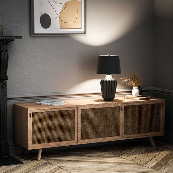Sideboard aus Holz mit drei Fächern und Flechtwerkfronten in einem Wohnzimmer
