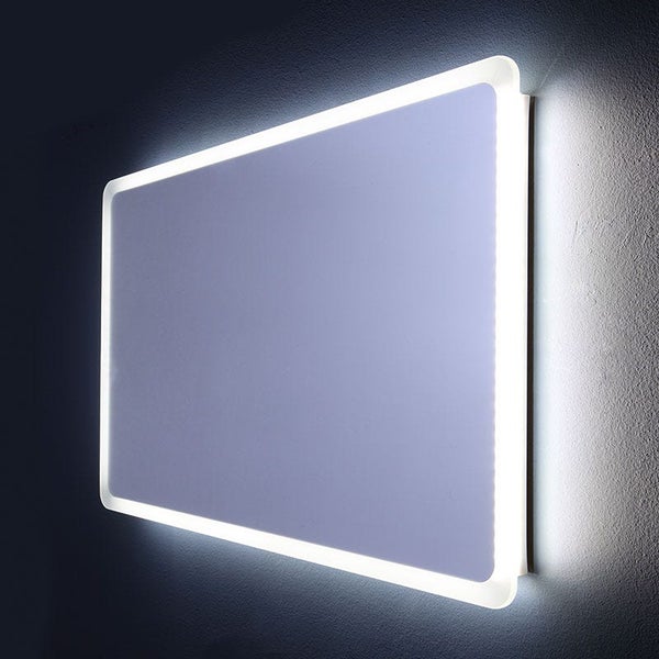 Rechteckiger Badspiegel mit abgerundeten Ecken und umlaufendem LED-Lichtband an einer Wand.