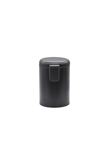 Kleiner schwarzer Abfalleimer aus Kunststoff mit Deckel und Clip für Auto oder Tisch.