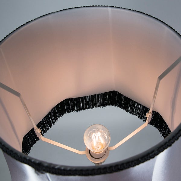 Innenansicht eines Lampenschirms mit Lampe
