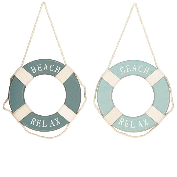 Zwei dekorative Rettungsringe mit der Aufschrift 'Beach Relax' zum Aufhängen