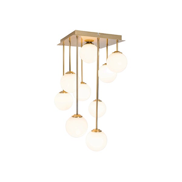 Pendelleuchte mit mehreren runden, weißen Lampenschirmen und goldenen Stäben
