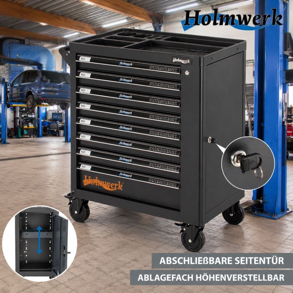 Schwarzer Holmwerk Werkstattwagen mit acht Schubladen, Rollen, abschließbarer Seitentür und höhenverstellbarem Fach in einer Werkstatt. Holmwerk Logo.