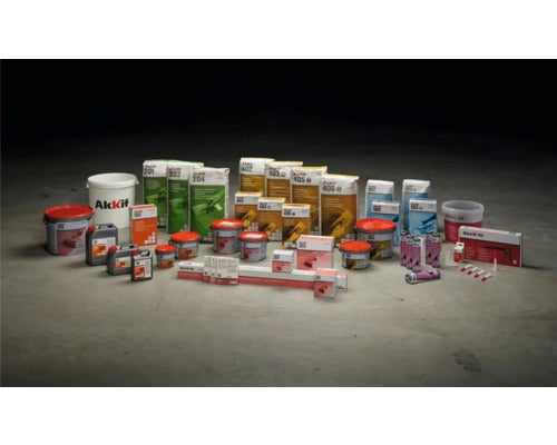 Produktübersicht der Marke Akkit, inklusive Klebstoffe und Dichtstoffe in verschiedenen Verpackungsgrößen