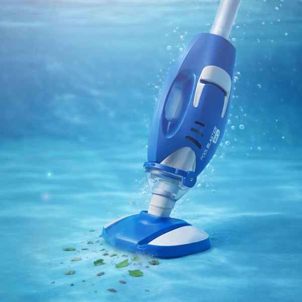 Pool Blaster Max Li Poolsauger reinigt den Boden eines Schwimmbeckens unter Wasser von Blättern und Schmutz.