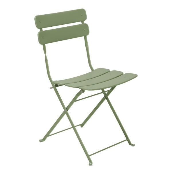 Grüner Klappstuhl aus Metall mit Sitzfläche und Rückenlehne aus Latten für den Garten.