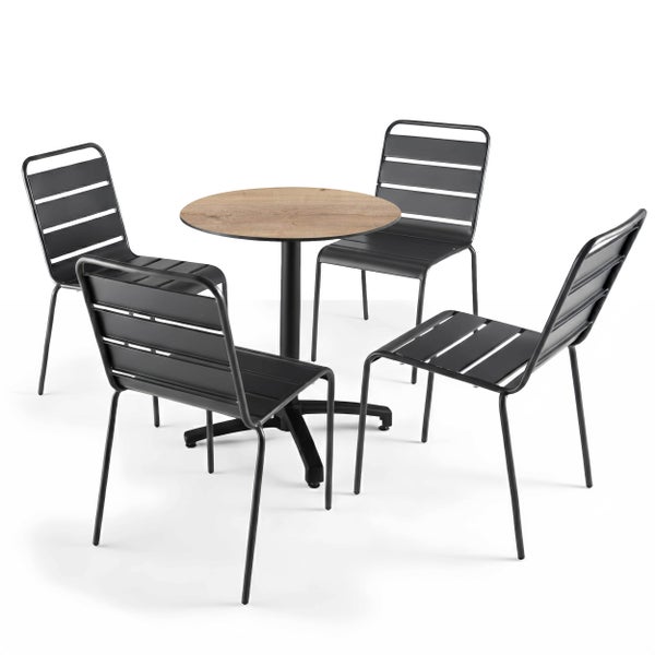 Bistro-Set mit rundem Tisch in Holzoptik und vier schwarzen Metallstühlen mit horizontalen Latten.