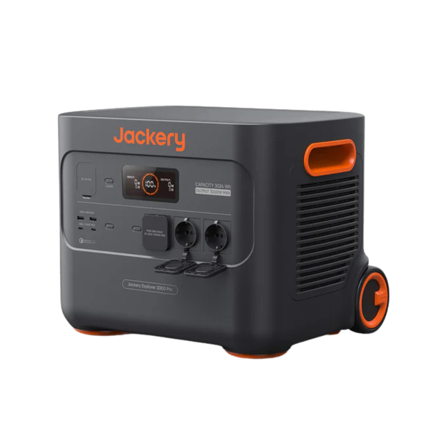 Tragbare Powerstation Jackery Explorer 3000 Pro in Dunkelgrau mit 3024 Wattstunden Kapazität, 3000 Watt Leistung, LCD-Display, Steckdosen und Rollen.
