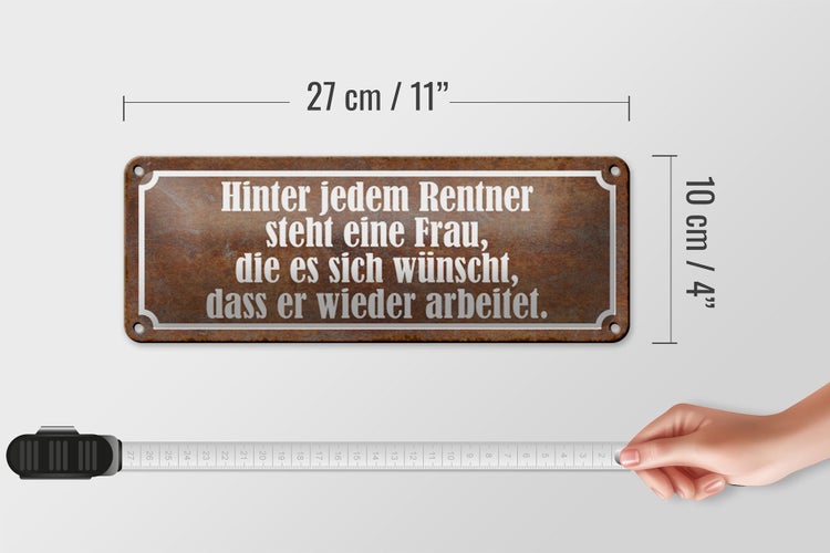 Blechschild Spruch 27x10cm hinter jedem Rentner steht Frau Dekoration