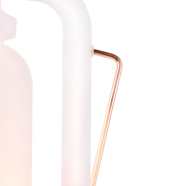 Detailansicht einer weißen Leuchte mit einem dünnen, kupferfarbenen Metallgriff.