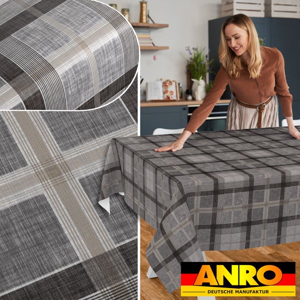 Eine Person glättet eine karierte Tischdecke aus Wachstuch in einer hellen Küche. Detailansichten zeigen Material. ANRO Deutsche Manufaktur Logo.