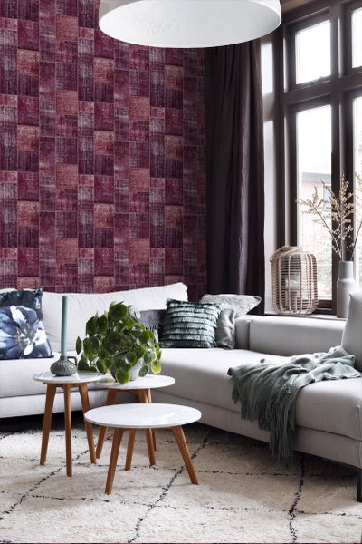 Helles Wohnzimmer mit gemusterter Tapete, Sofa und Couchtisch