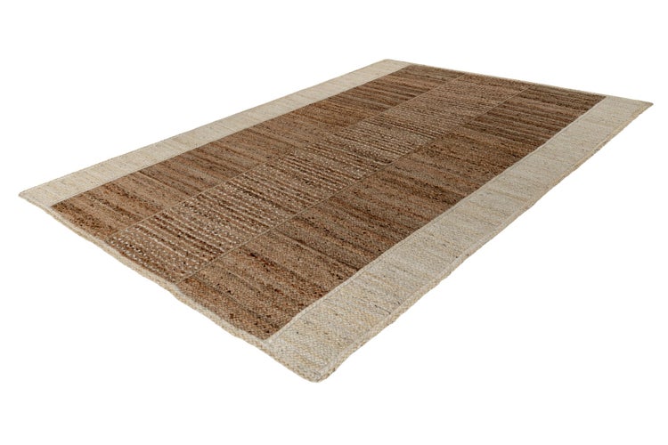 Rechteckiger Teppich aus Jute in Flechtoptik mit abgesetztem Rand.