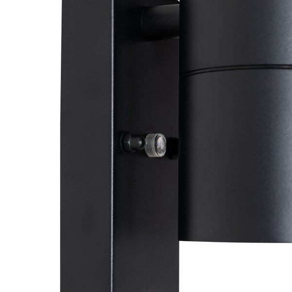 Detailansicht einer schwarzen Wandleuchte mit einem integrierten Sensor.
