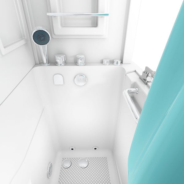 Innenansicht einer Sitzbadewanne mit integrierter Tür, Sicherheitsgriff, Handbrause und verchromten Bedienelementen.