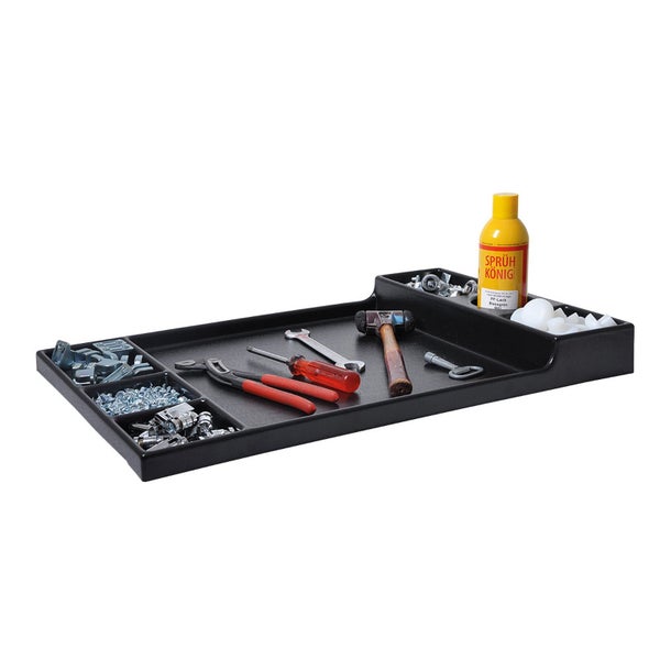 Schwarze Werkzeugeinlage aus Kunststoff mit verschiedenen Fächern, bestückt mit Zange, Schraubendreher, Hammer, Kleinteilen und einer Sprühdose.