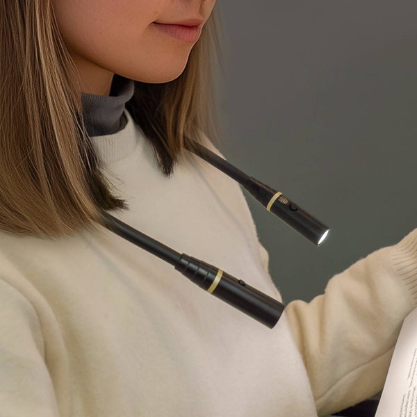 Person trägt eine schwarze Nacken-Leseleuchte mit flexiblen Armen und leuchtenden LED-Enden zum freihändigen Lesen.