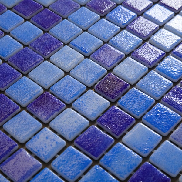 Nahaufnahme von quadratischen Mosaikfliesen mit strukturierter Oberfläche und sichtbarem Netz auf der Rückseite.