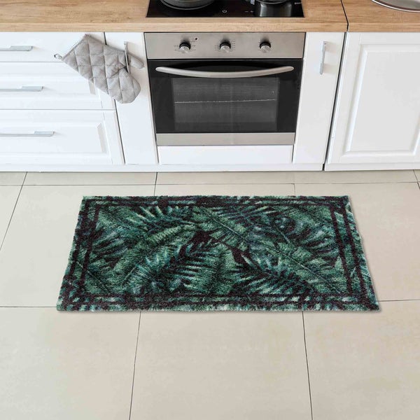 Fußmatte mit Pflanzenmuster vor Küchenzeile