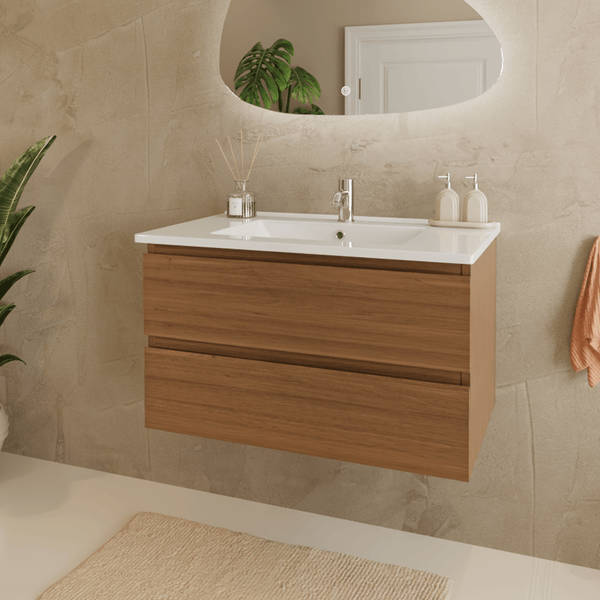 Moderner wandhängender Waschtischunterschrank in Eichenoptik mit zwei Schubladen und weißem Waschbecken in einem hellen Badezimmer.