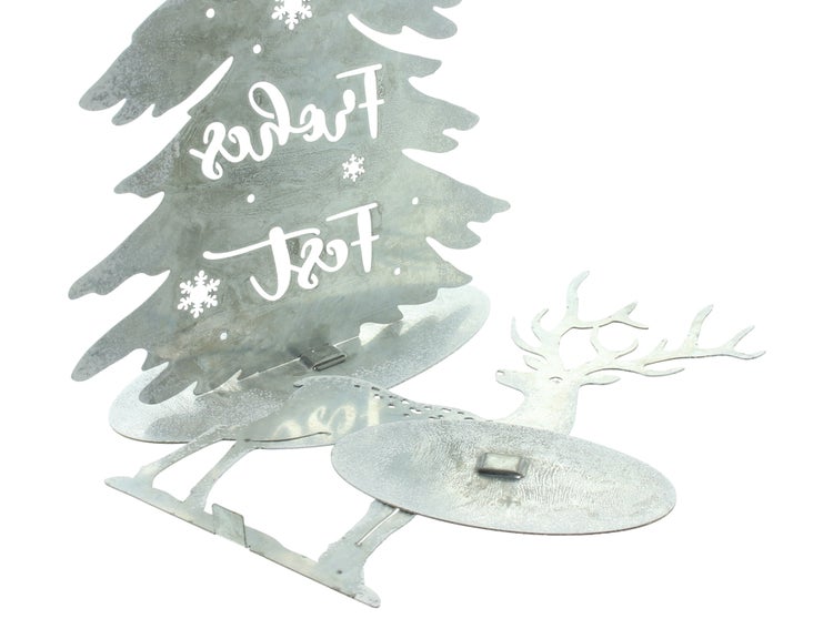 Dekoratives Metallelement mit Tannenbaum und Rentier für die Weihnachtszeit