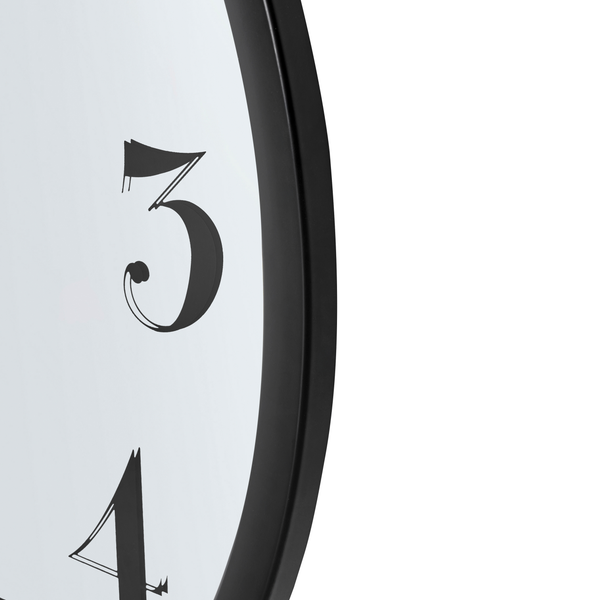 Detailansicht einer Wanduhr mit Zifferblatt und schwarzem Rahmen.