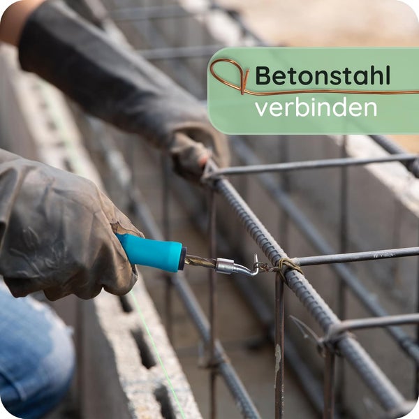 Anwendung eines Drillapparats zum Verbinden von Bewehrungsstahl mit Bindedraht auf einer Baustelle.