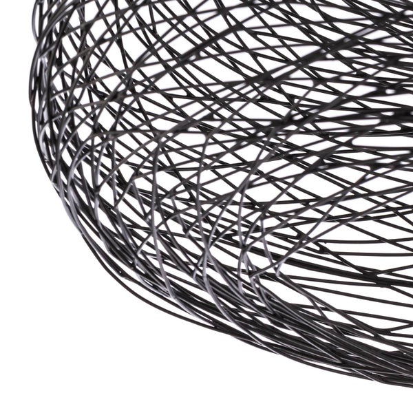 Nahaufnahme eines Lampenschirms aus schwarzem Metallgeflecht in Kugelform.