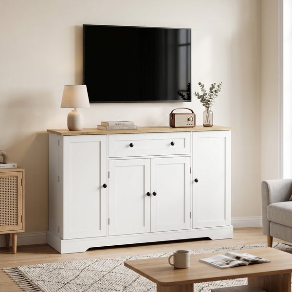 Weißes Sideboard mit einer Abdeckplatte in Holzoptik, Türen und einer Schublade in einem hellen Wohnzimmer.