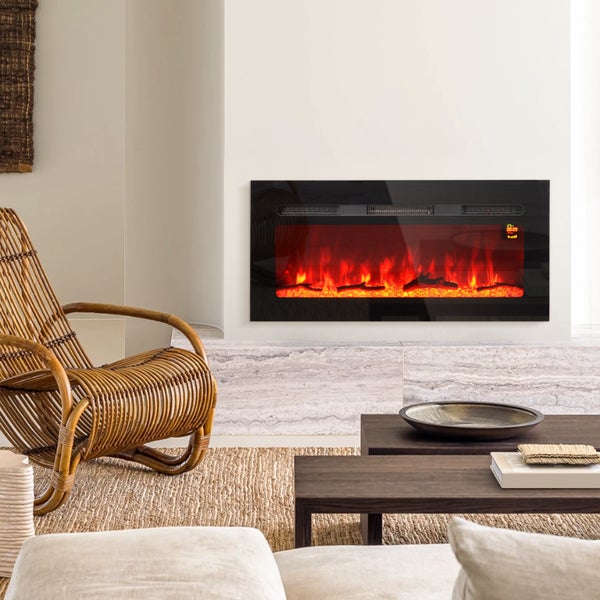 Elektrischer Kamin mit Flammenoptik in einem Wohnzimmer mit Rattansessel und Couchtisch