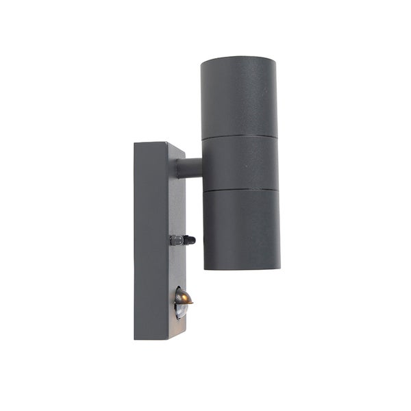 Zylindrische Außenwandleuchte aus Metall mit Bewegungsmelder, anthrazit, Lichtaustritt nach oben und unten.
