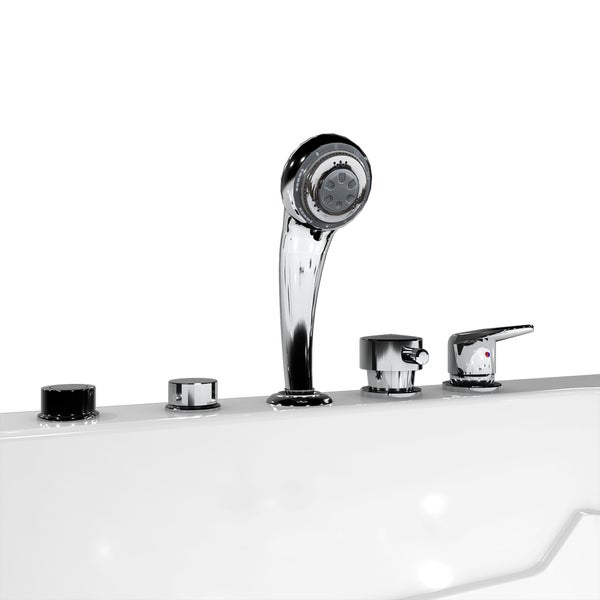 Detailansicht einer Badewannenarmatur mit Handbrause