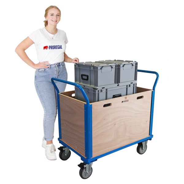 Transportwagen mit Holzkiste und Kunststoffboxen